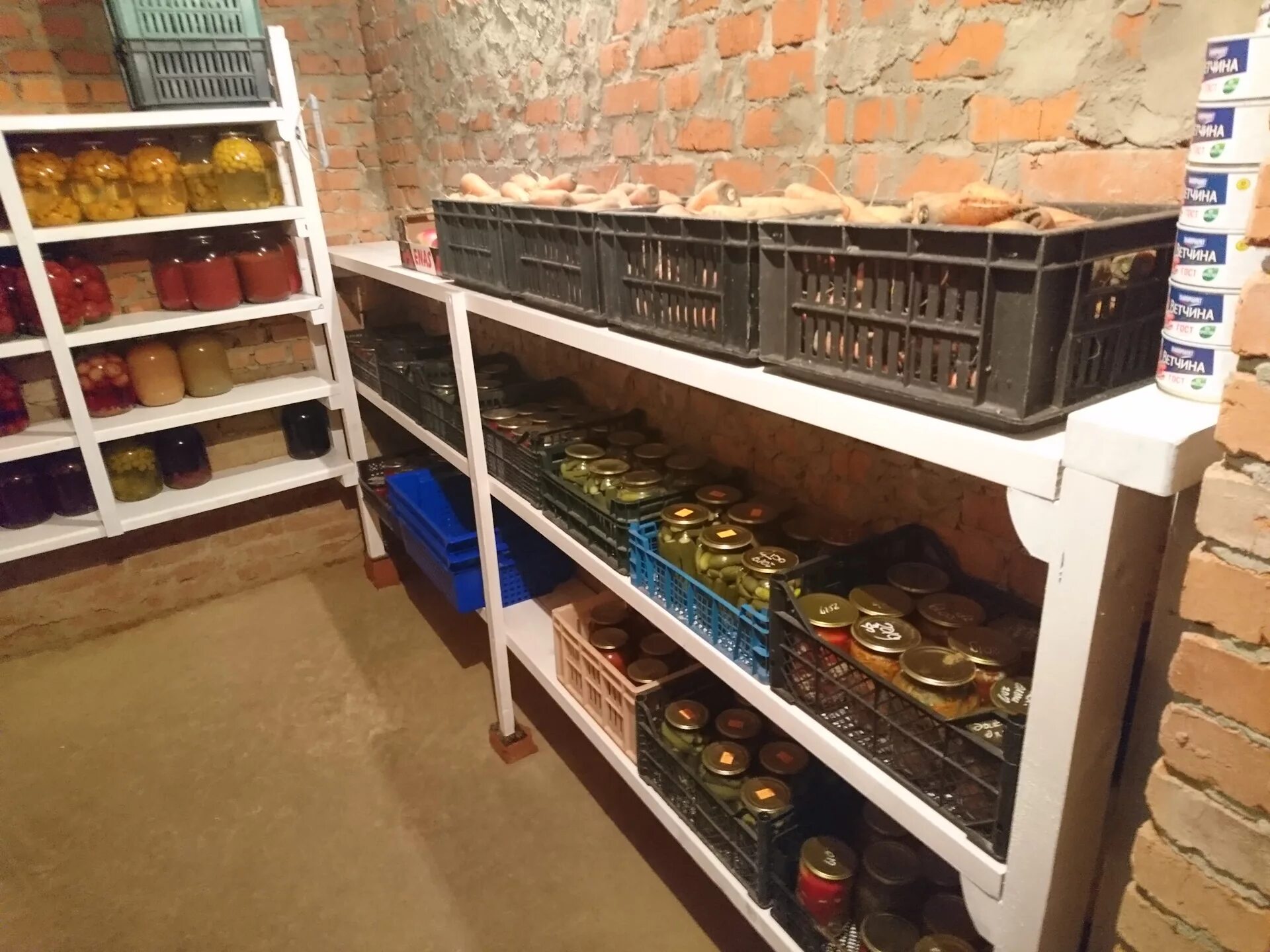 Что можно разместить в подвале. Погреб в гараже. Винный погреб в частном доме. Дом с подвальным помещением. Что можно разместить в подвале.