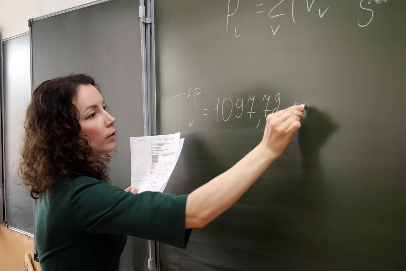 Учителям дают подъемные. Педагог,учитель за столом. Учителям дают подъемные. Учителям дают подъемные. Подъемные выплаты молодым специалистам педагогам.