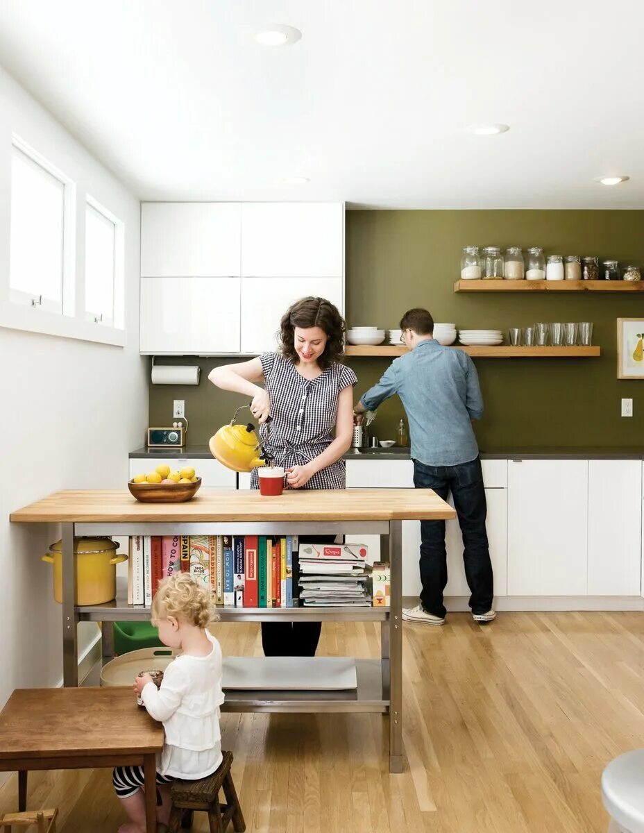 Первая квартира в семье. Семья на кухне. Кухня для большой семьи. Счастливая семья на кухне. Интерьер кухни для семьи.