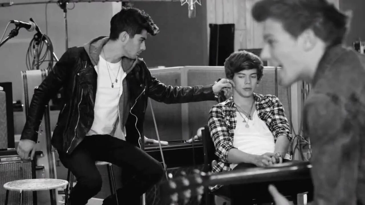 It s the little things. One Direction little things. One Direction дурачатся. Harry Styles little things. Zayn Malik дурачатся.