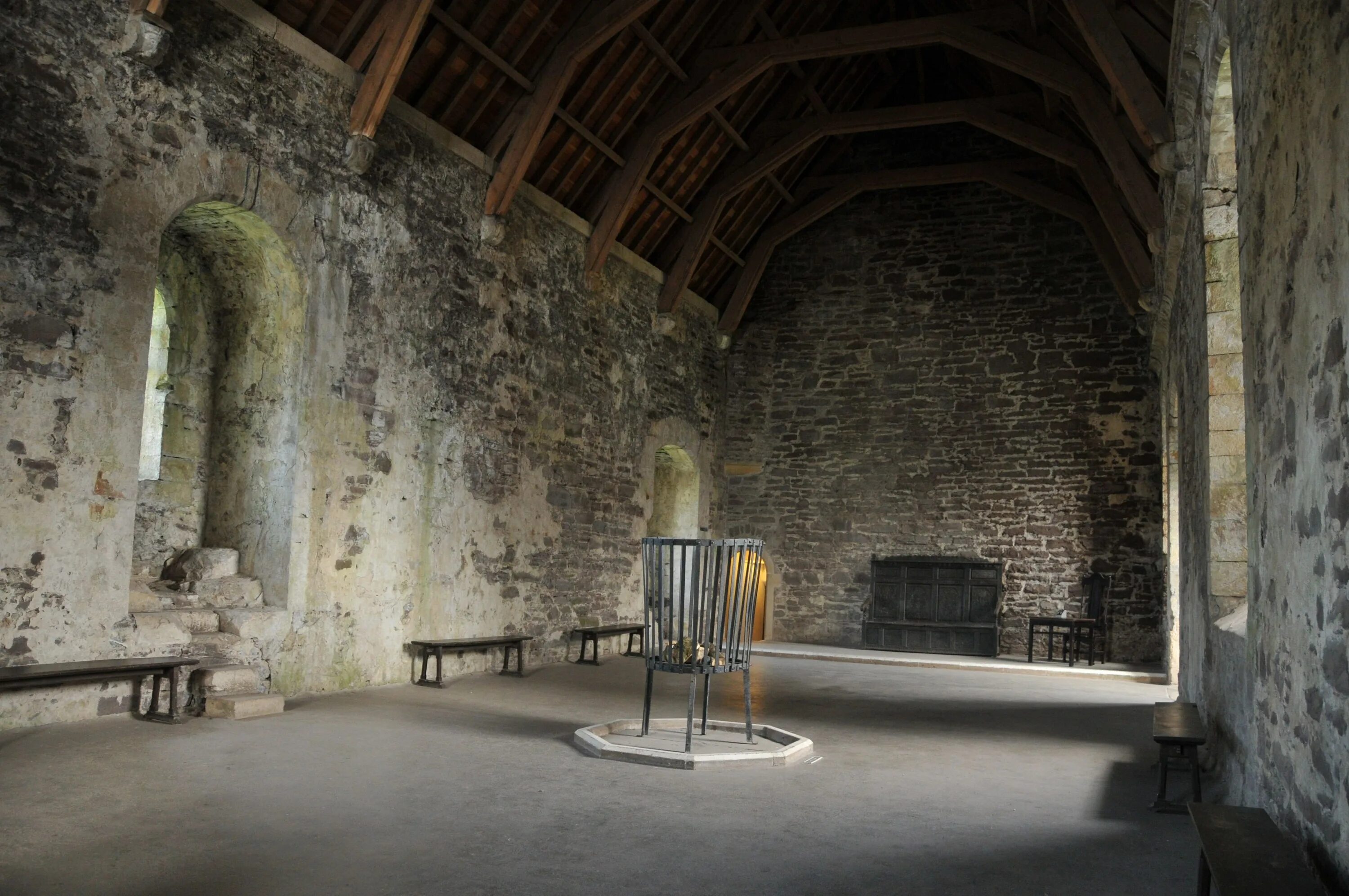 Зал в старинном замке. Замок Дун Шотландия внутри. Замок сталкер Шотландия изнутри. Шильонский замок Рыцарский зал. Хоэнзальцбургский замок изнутри.