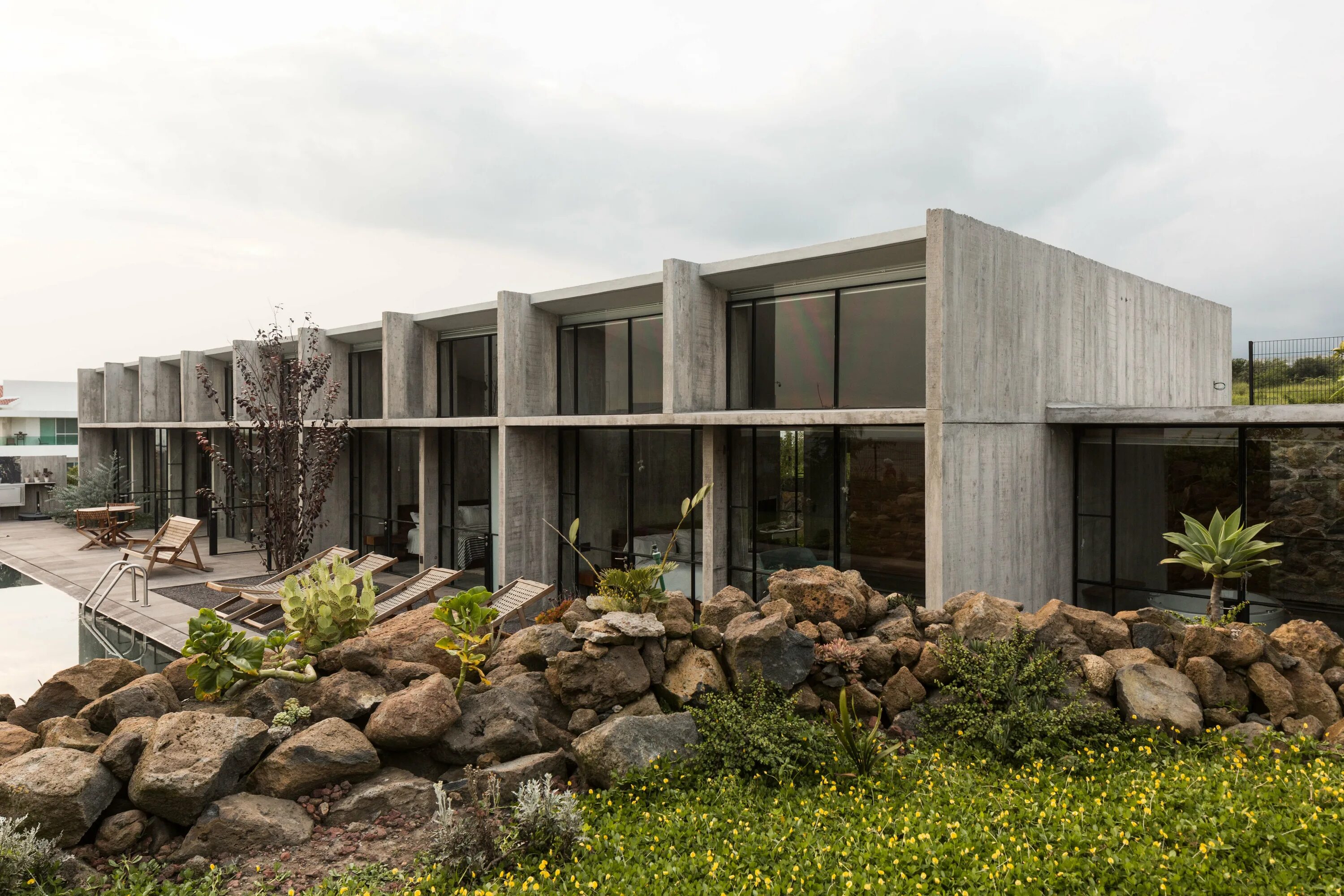 Бетонный дом. Лучано крук архитектор. Бетон архитектура франсуа куантеро. Бетонное здание. Бетонная архитектура.