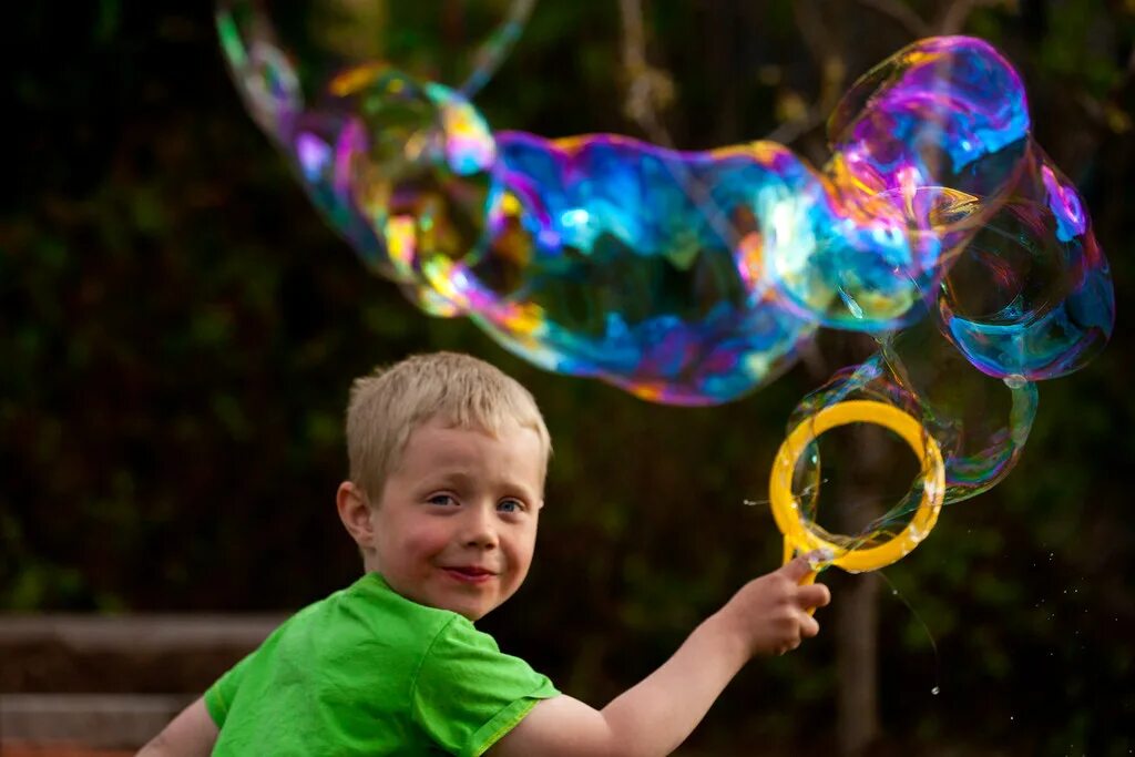 Почему мыльные пузыри получаются. Мыльные пузыри. Дети и мыльные пузыри. Мыльные пузыри детские. Мыльные пузыри маленькие.