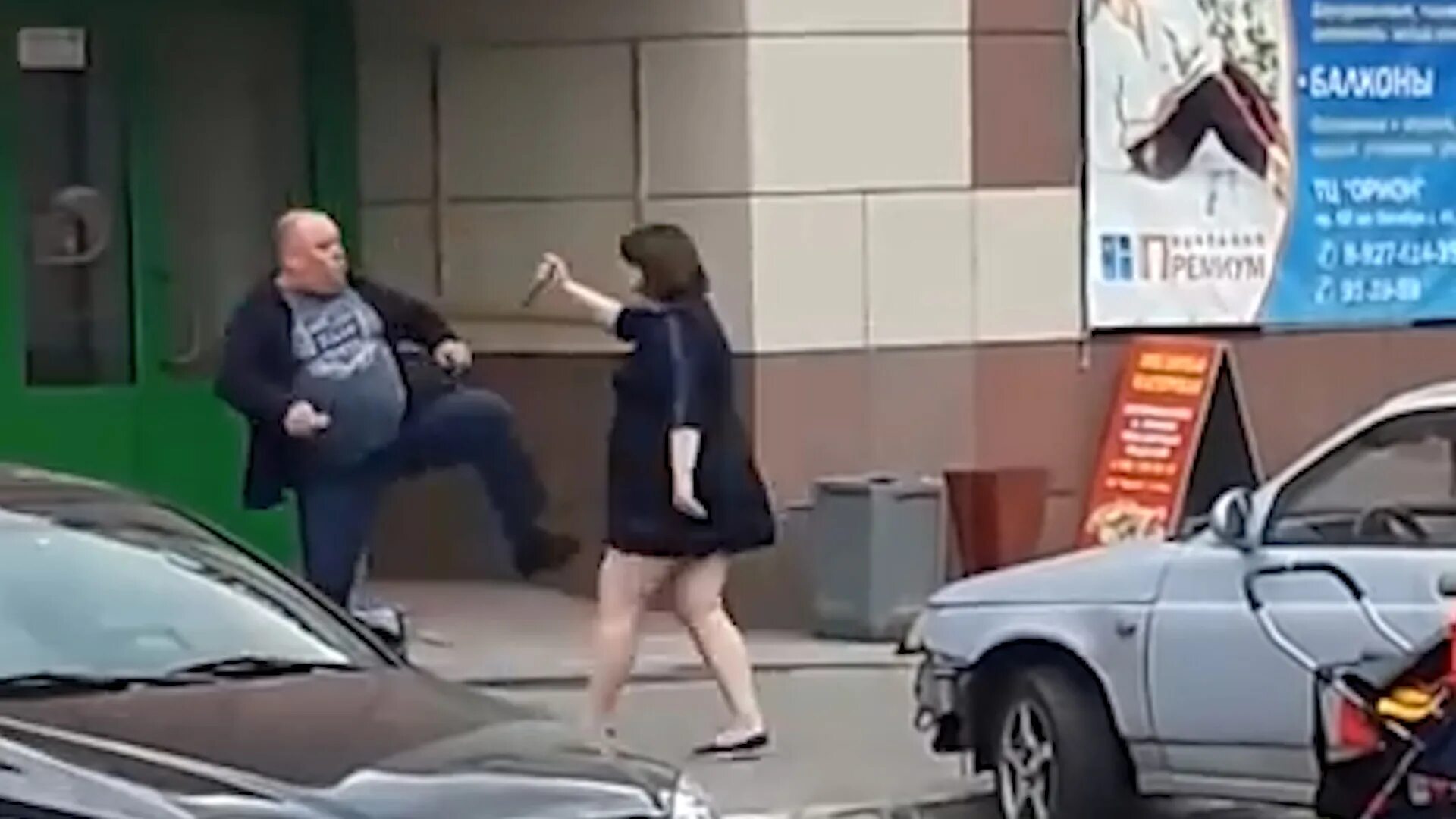 Мужчина угрожает девушку. Женщина нападает с ножом. Нападение на девушку на улице. Мужчина нападает на женщину.