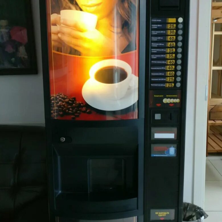 Кофейный автомат Старбакс. Кофейный аппарат с сиропами. Автомат кофе маленький. Автомат кофе и снеков. Место кофейный автомат