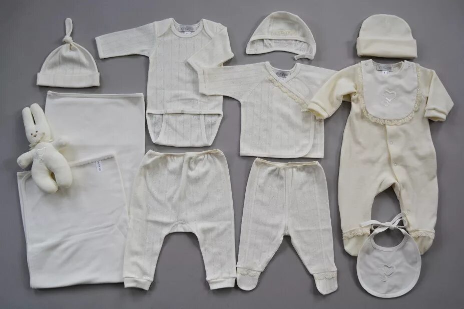 Магазин выписок. Летние наборы на выписку для новорожденных. Комплект на выписку. Летние комплекты на выписку для новорожденных. Ребенок в конверте на выписку.