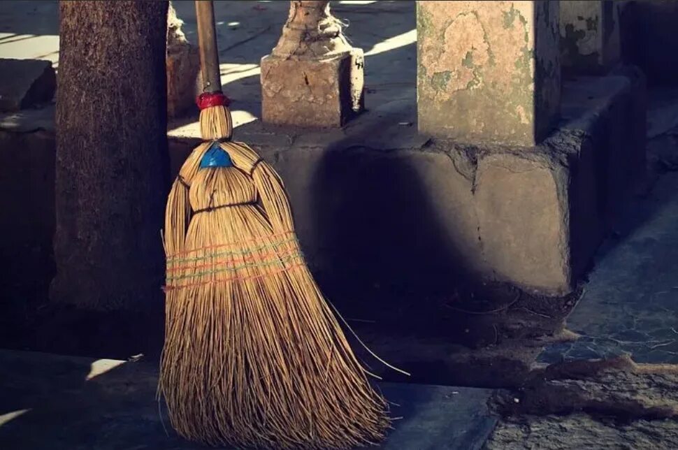 веник подметать пол. к чему снится подметать веником в доме. веник для пола. женщина подметает веником квартиру. веник.