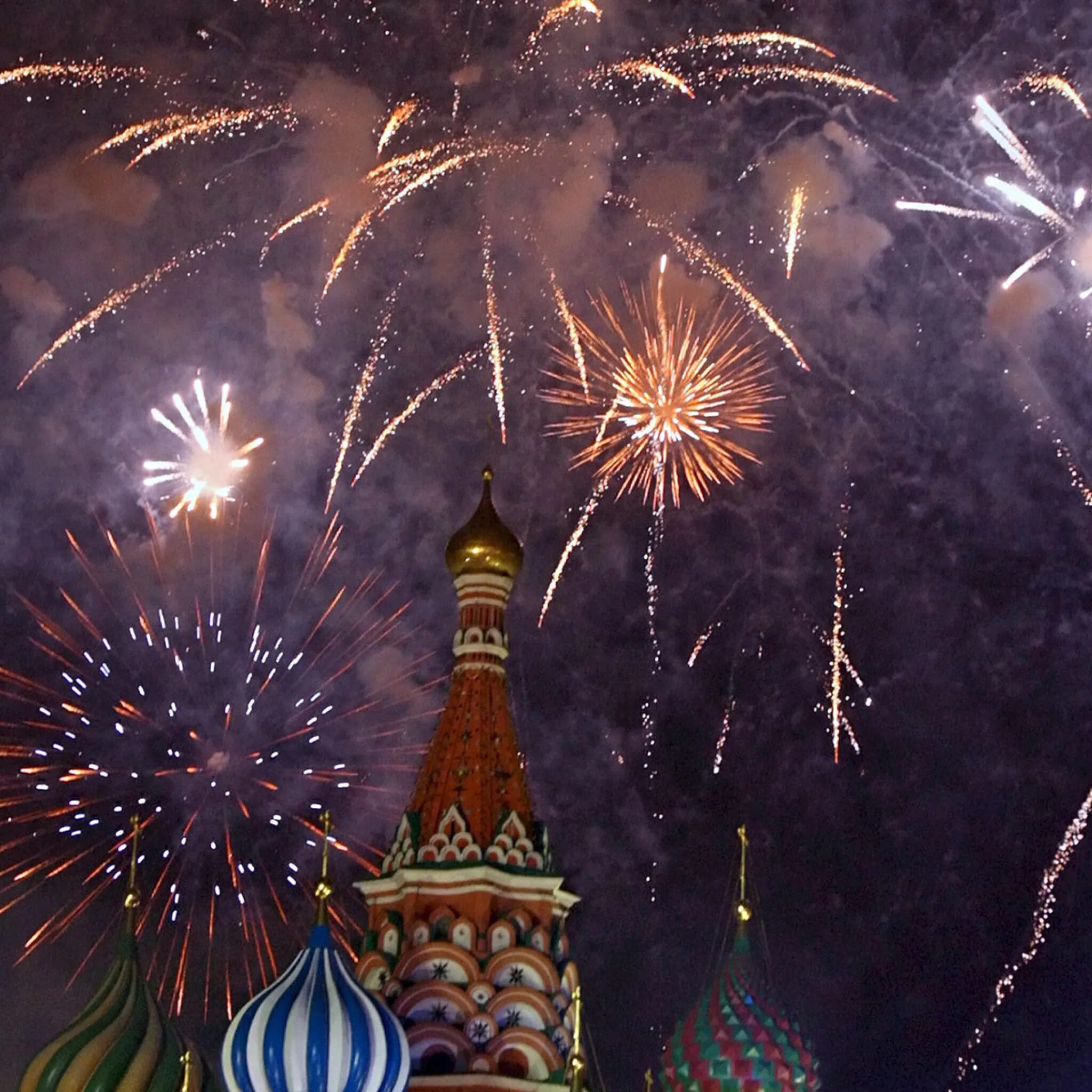Слушать салют победы. Салют в Кремле 1945. Москва Кремль салют. Кремль новый год. Салют "красная площадь".