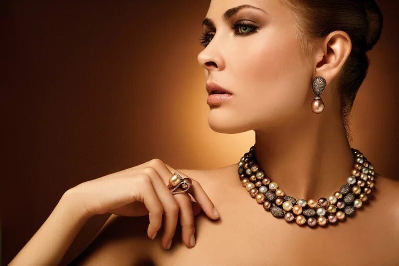 Alison took her jewellery. Драгоценные украшения для женщин. Alison took her jewellery. Девушка в золотых украшениях. Роскошные украшения.