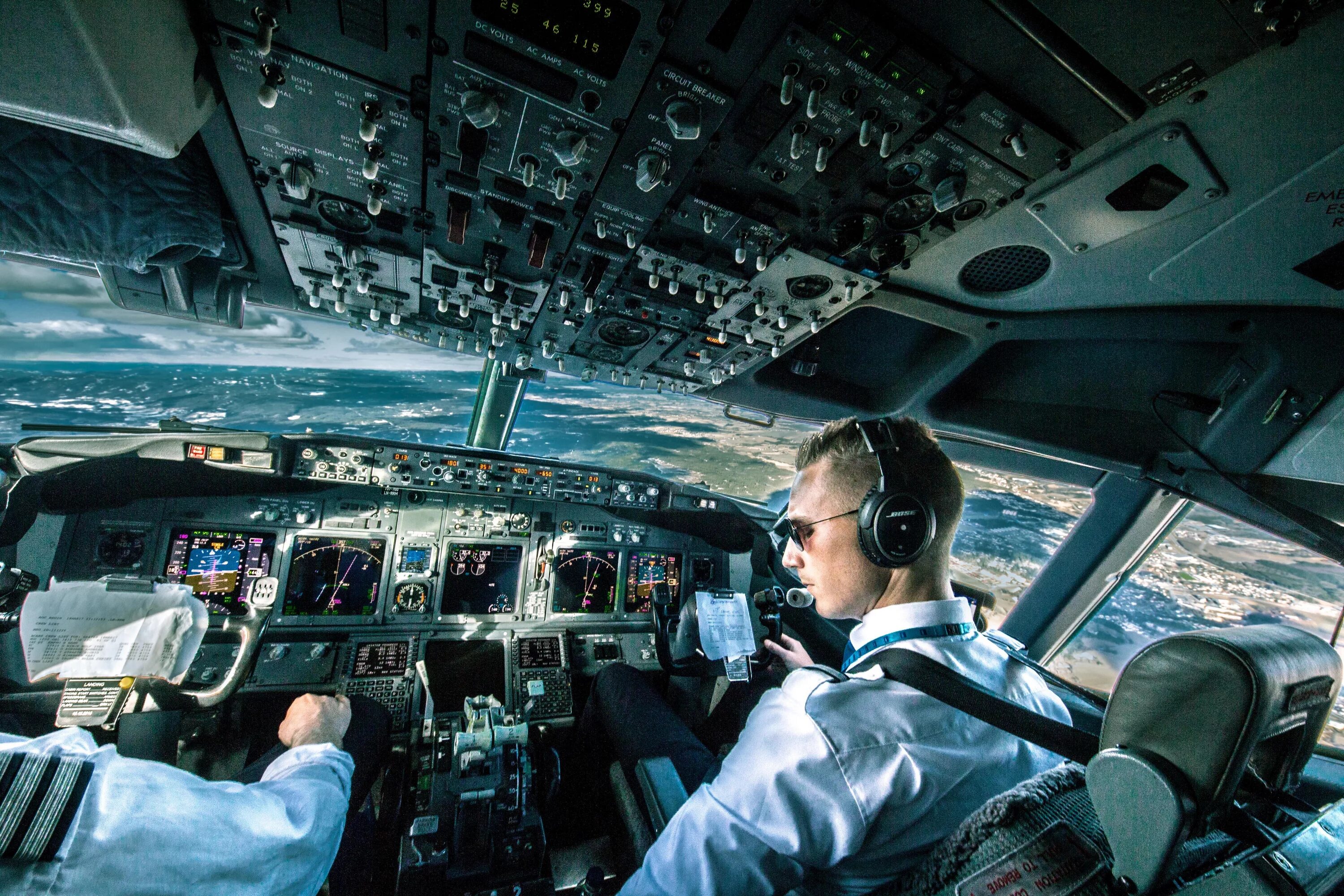 Кабина пилота самолета. Boeing 737 Cockpit. Кокпит 737 Макс. Пилот Cockpit. Экипаж Боинга 737.