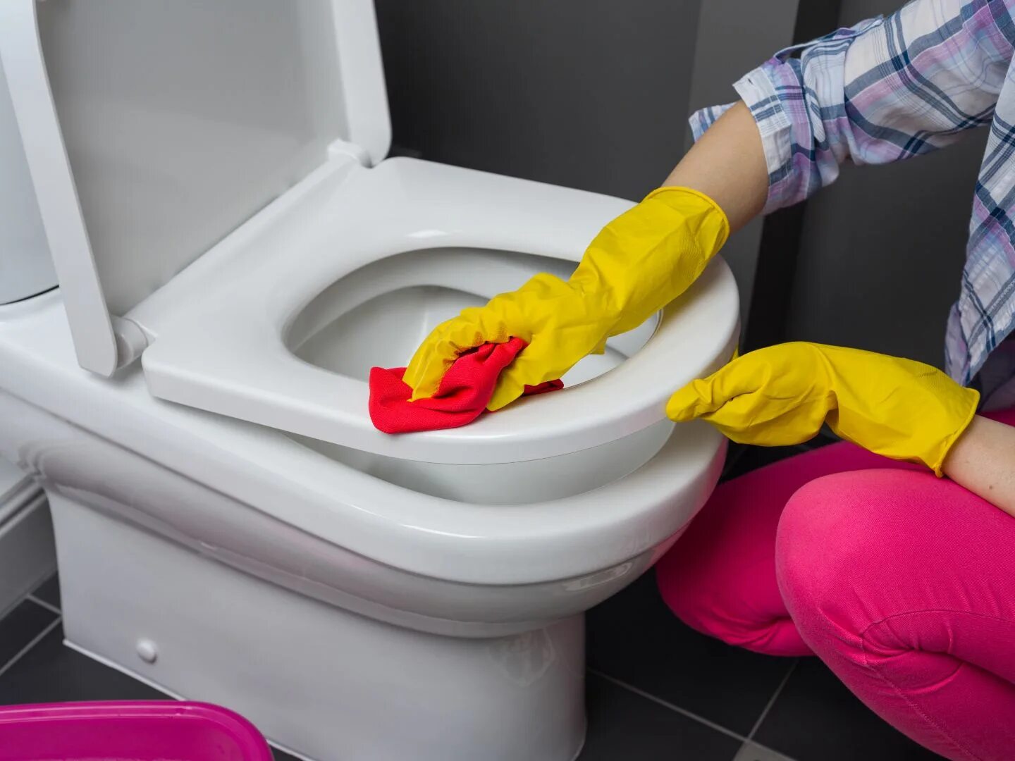 В ванной раковины унитазы чистят сколько раз. Мытье унитаза. Чистка унитаза. Для мытья туалета.