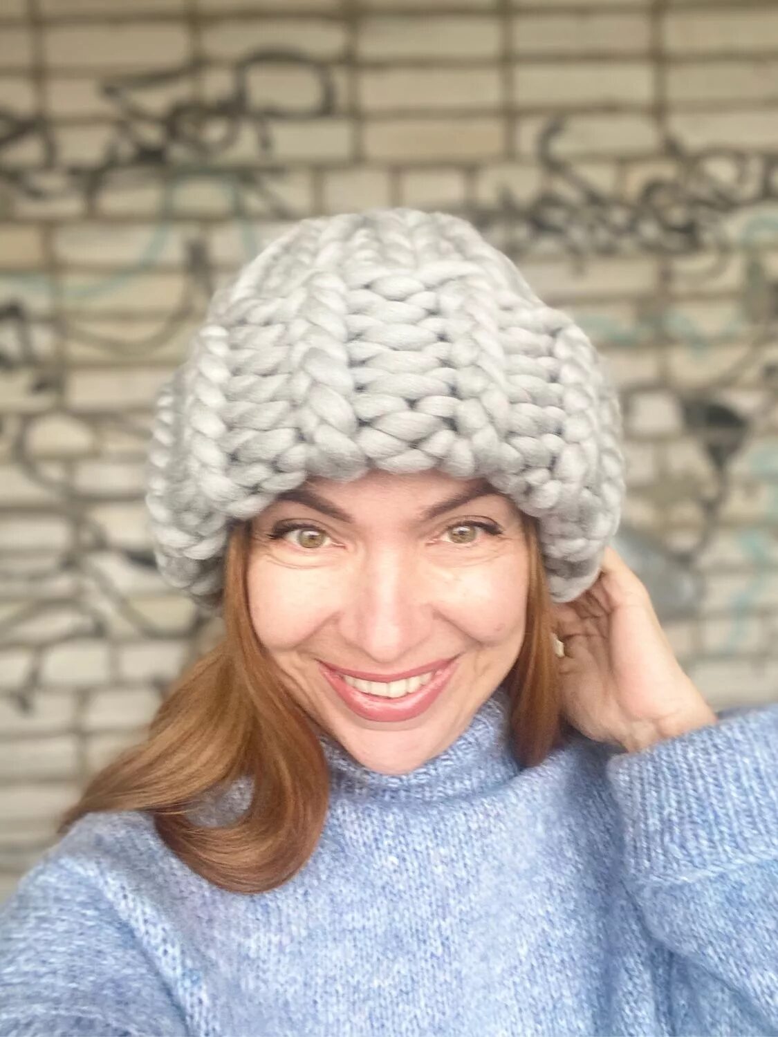 шапка из объемной пряжи. шапка из крупной пряжи. шапка крупной вязки крупной вязкой крючком. шапка широкой вязки. шапка из объемной пряжи.