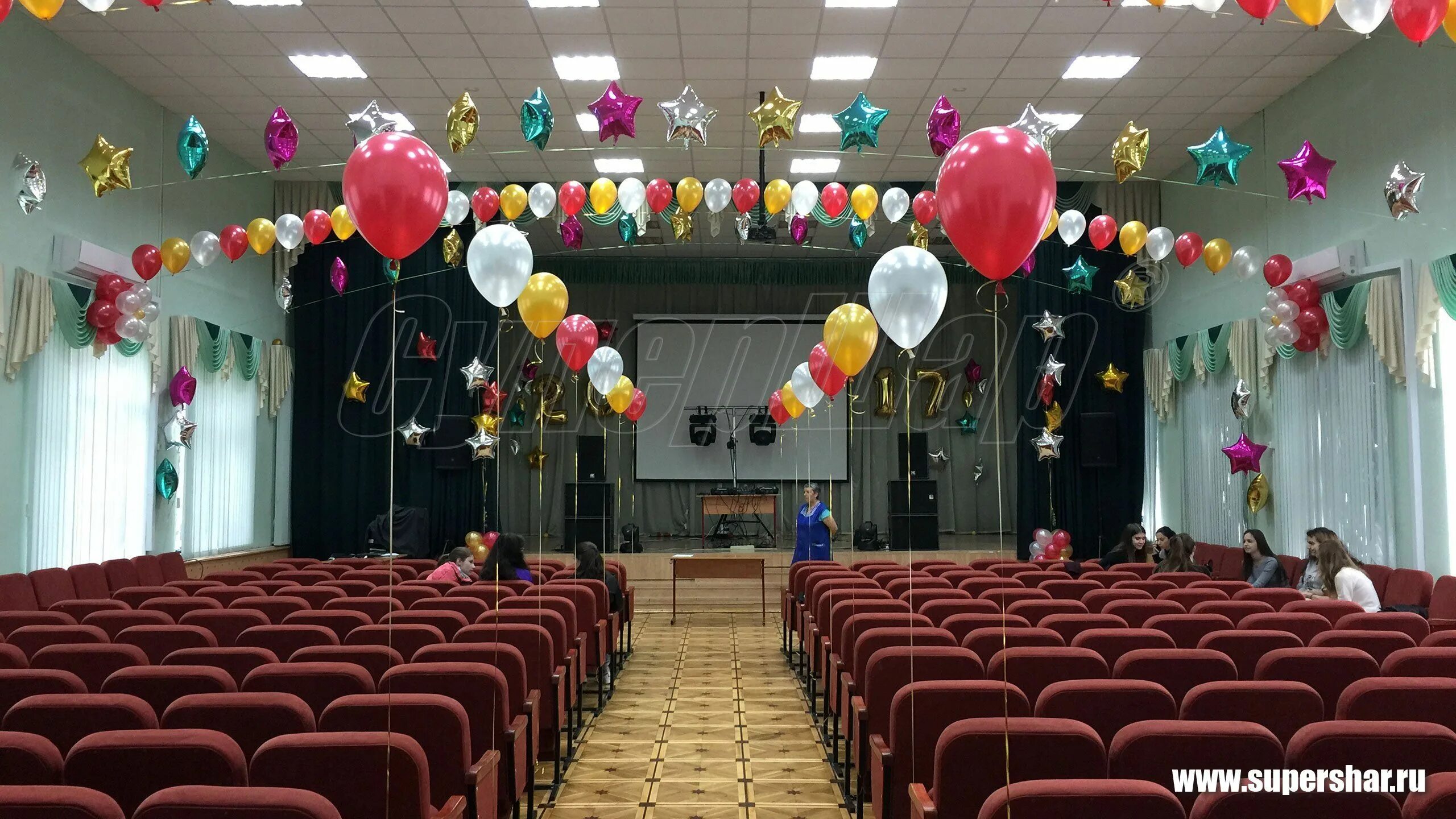 Оформление выпускного 11 класс. Украшение зала на выпускной. украшение школьного зала. украшение зала на выпускной в школе. украшение класса на выпускной.