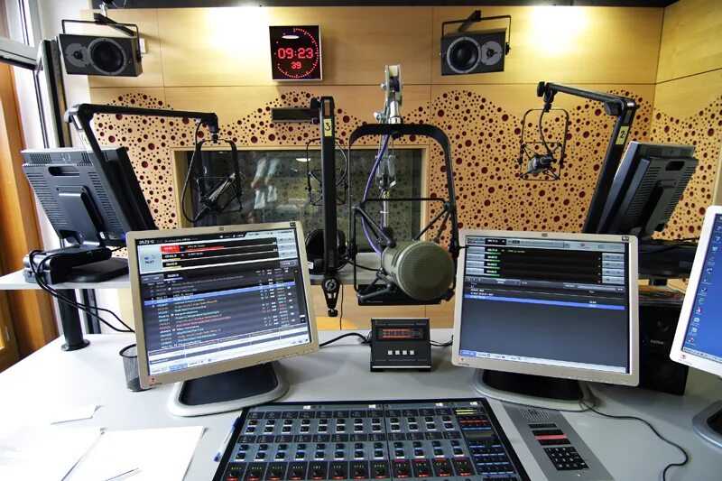 Аппаратура для радиовещания. Студия радиостанции. Радиовещательные студии. Радио студия.