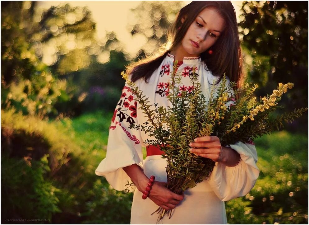 Девушка в русском национальном костюме. Девчина. Русский пикап рыжая девушка. Украинская калина. Фотосессия с козой.