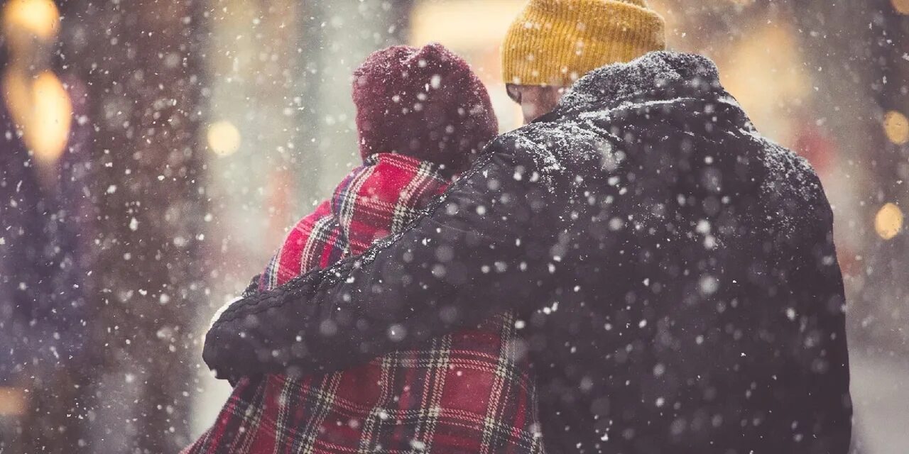 Парень девушка снег. Зимние объятия. Объятия зимой. Парень обнимает девушку зимой. Девушка обнимает парня зима.