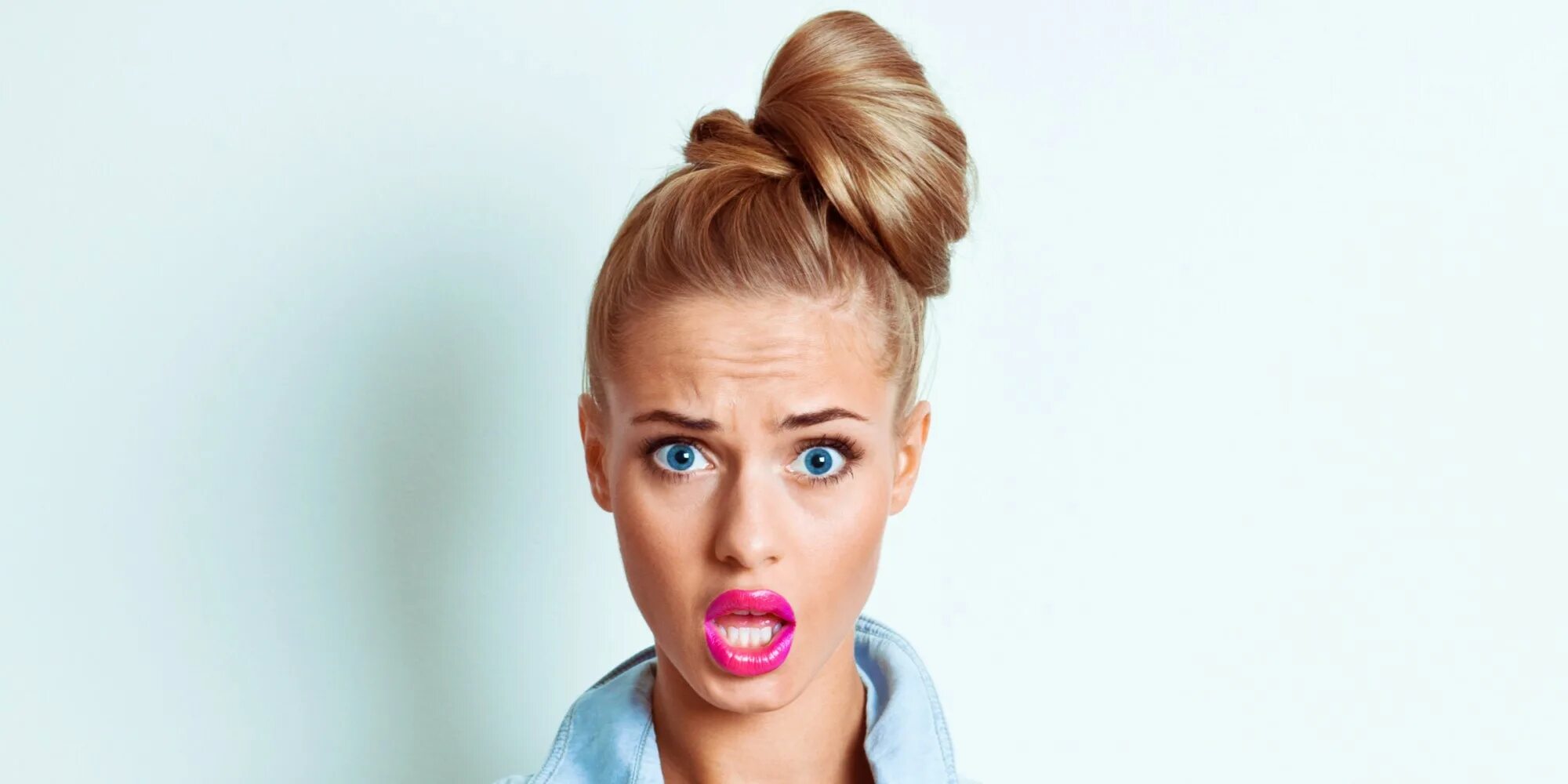 Удивленная девушка. Девушка в восторге. Удивленное лицо девушки. Девушка удивилась на цветном фоне. Девушка удивление.