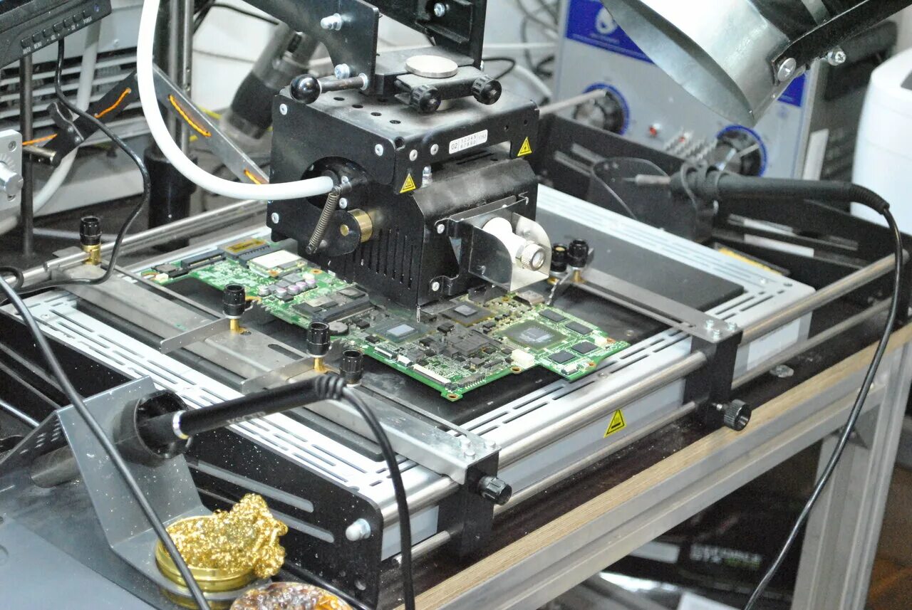 доктор смартфонов зябликово. доктор смартфонов москва. доктор со смартфоном. доктор с телефоном. современные аппаратуры для ремонта телефонов.