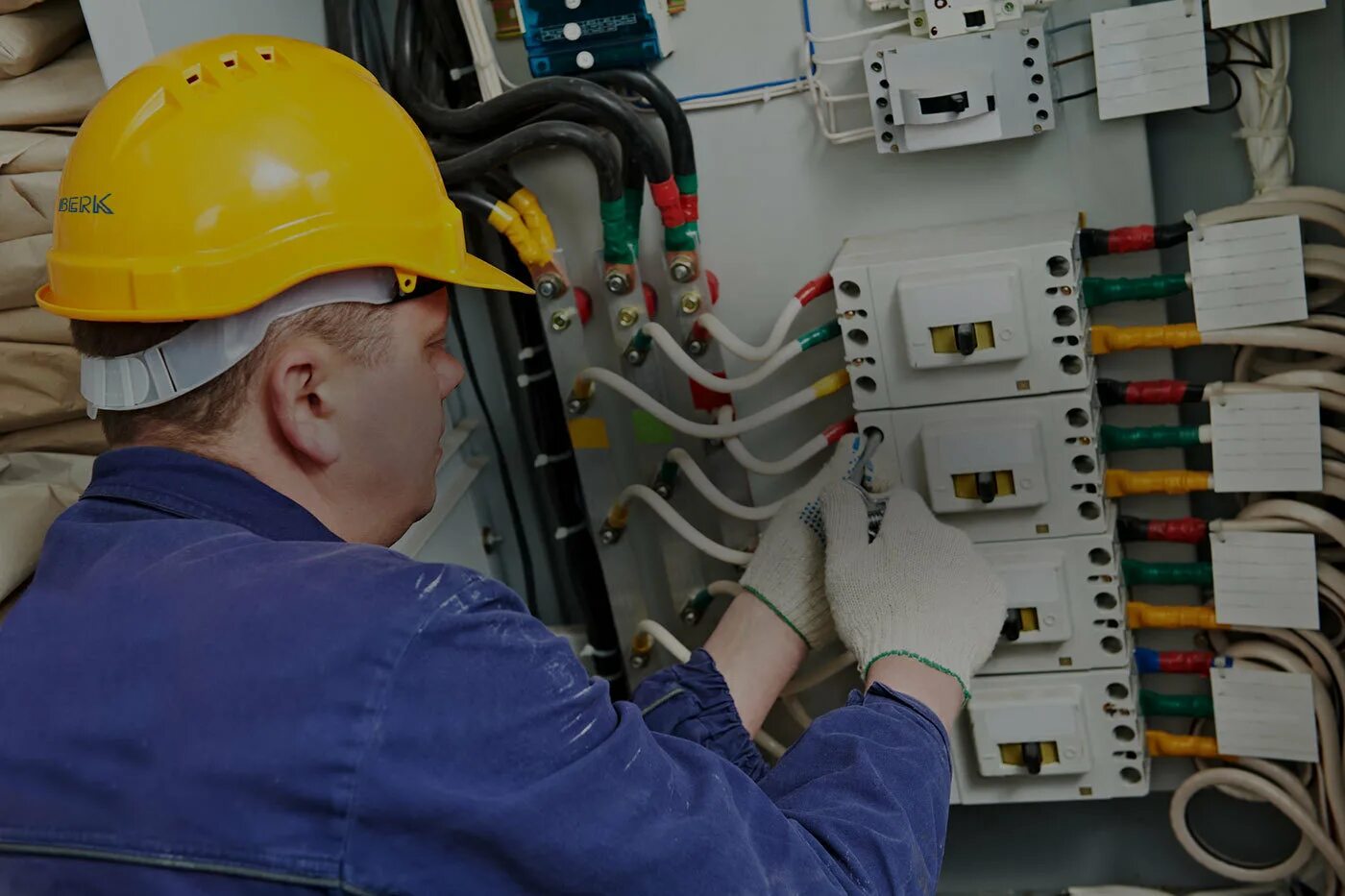 сантехник. услуги сантехника. сантехник. сантехник. требуется слесарь сантехник картинки.