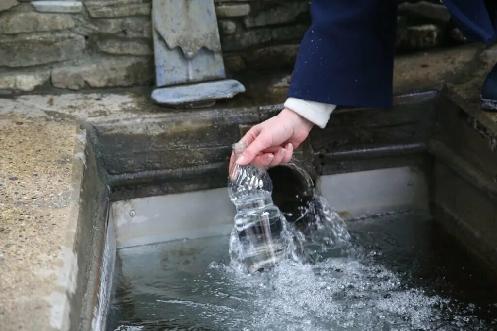 Через ручку святой водой. Через ручку святой водой. Наклейка "святая вода". Неберджай купель святая ручка. Через ручку святой водой.