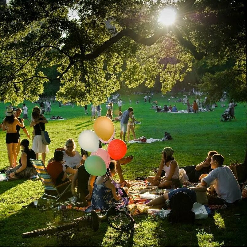 Фестиваль на природе. Пикник в парке. Парк с людьми. Люди в парке.