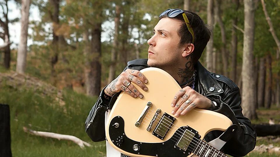 Фрэнк гитара. Frank iero. гитара фрэнка айеро pansy. фрэнк айеро с гитарой.