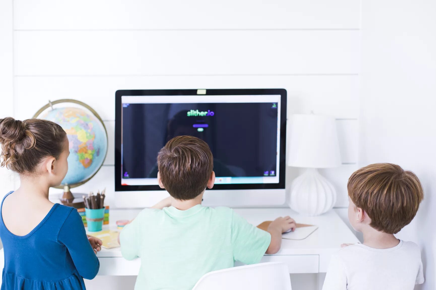 Новости интернета в малых. Компьютер для детей. Ребенок за компьютером. Маленький компьютер для детей. Счастливый ребенок за компьютером.