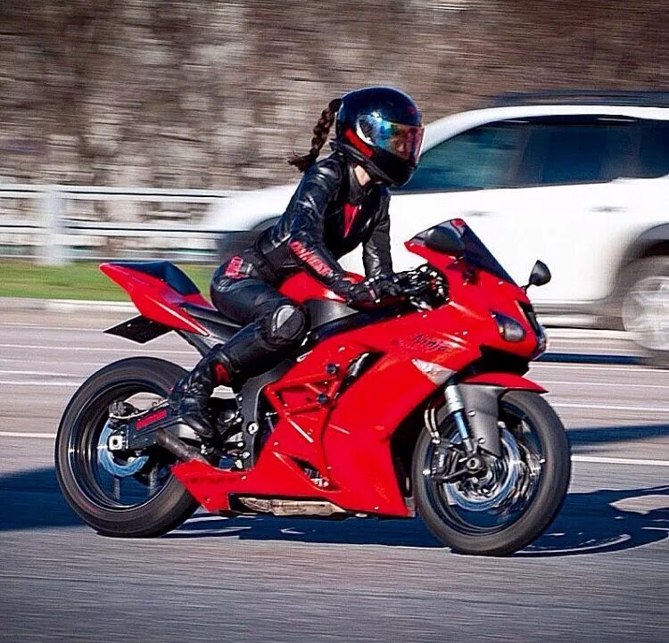 Девушка на красном мотоцикле. Девушка на красном мотоцикле. Левушка на красном матоцикле. Мотоциклы спортивные для девушек. Самые красивые девушки с мотоциклами.