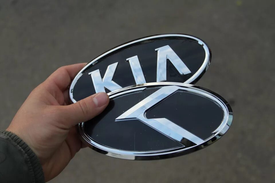 Значки киа рио 3. Шильдик Киа к5. Задний значок Киа Киа Соренто 2. Шильдик Kia Evolution. Новый шильдик Киа 2021.