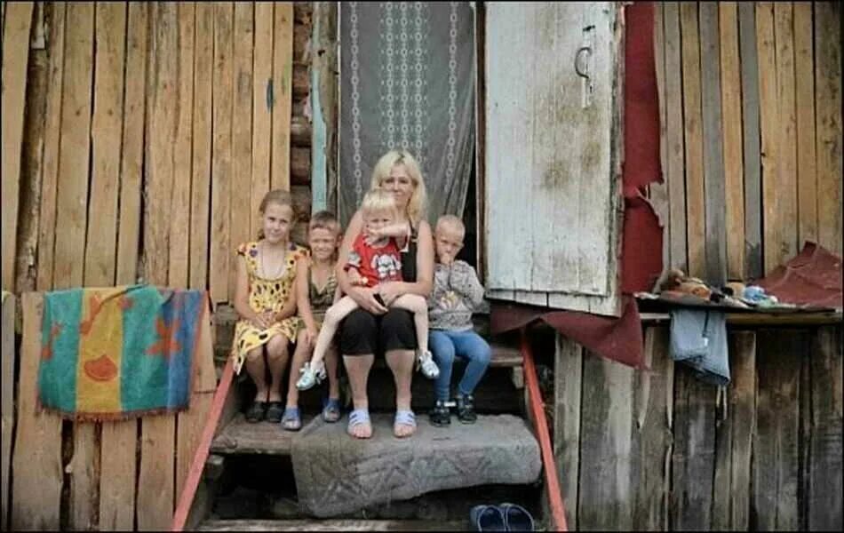 Деревенская многодетная мать. Бедная многодетная семья. Бедная многодетная семья в России. Бедные многодетные семьи в деревне. Бедные российские дети.