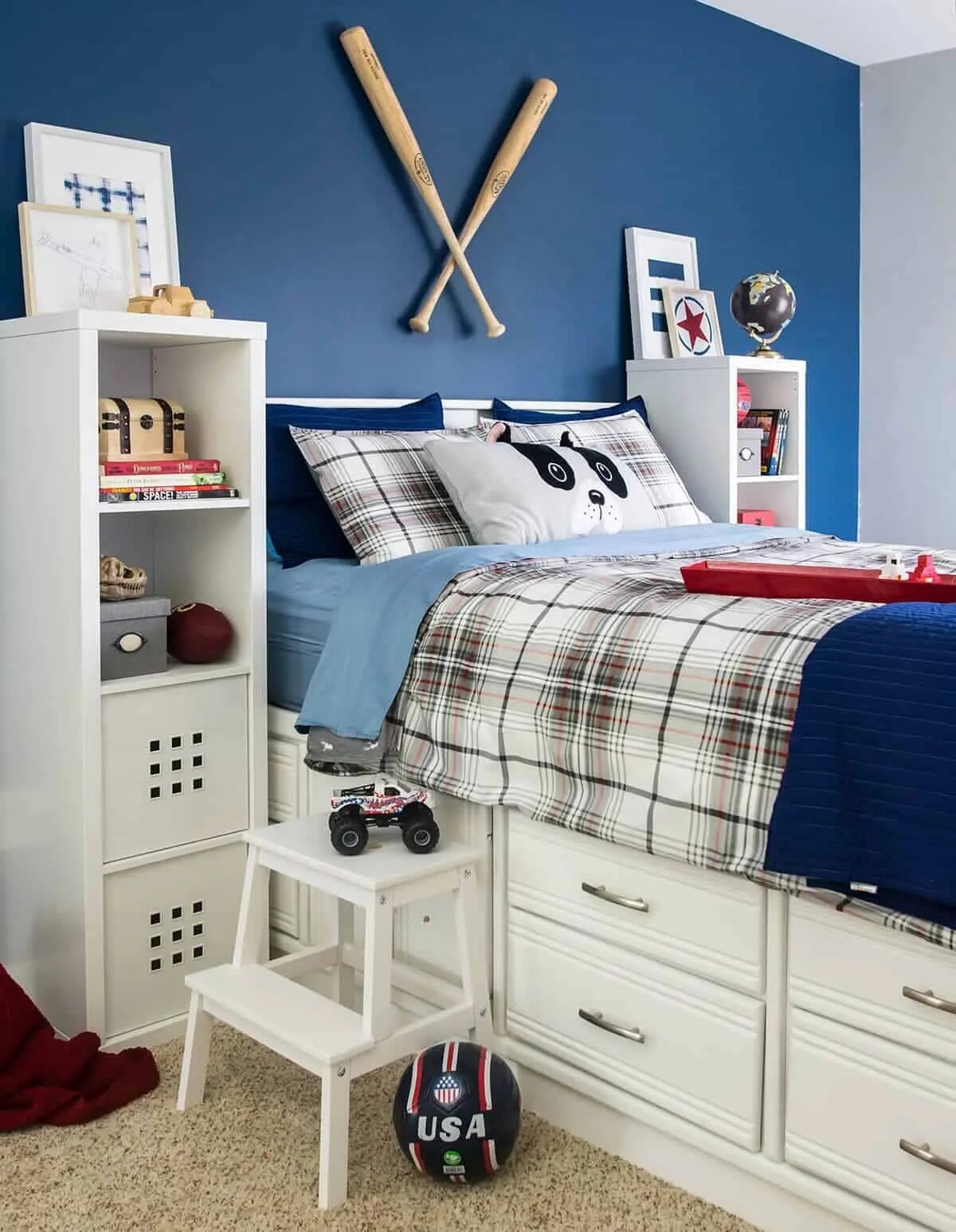 Boys bedroom. Спальня для мальчика. Декор спальни мальчика. Мебель для спальни мальчика. Красно синяя комната для мальчика.