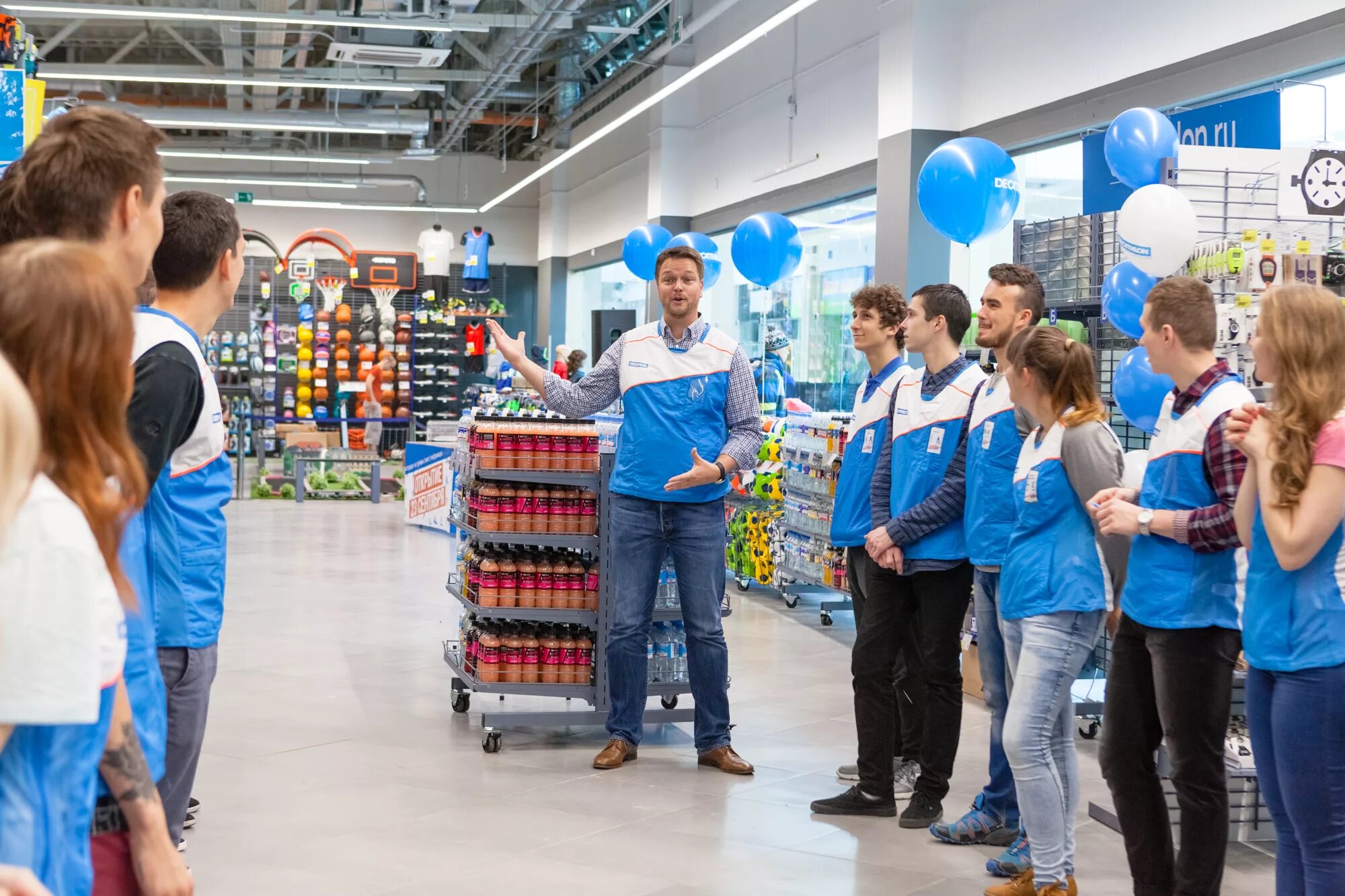 Декатлон. Decathlon магазин. Декатлон персонал. Декатлон продавец. Спортмастер консультант