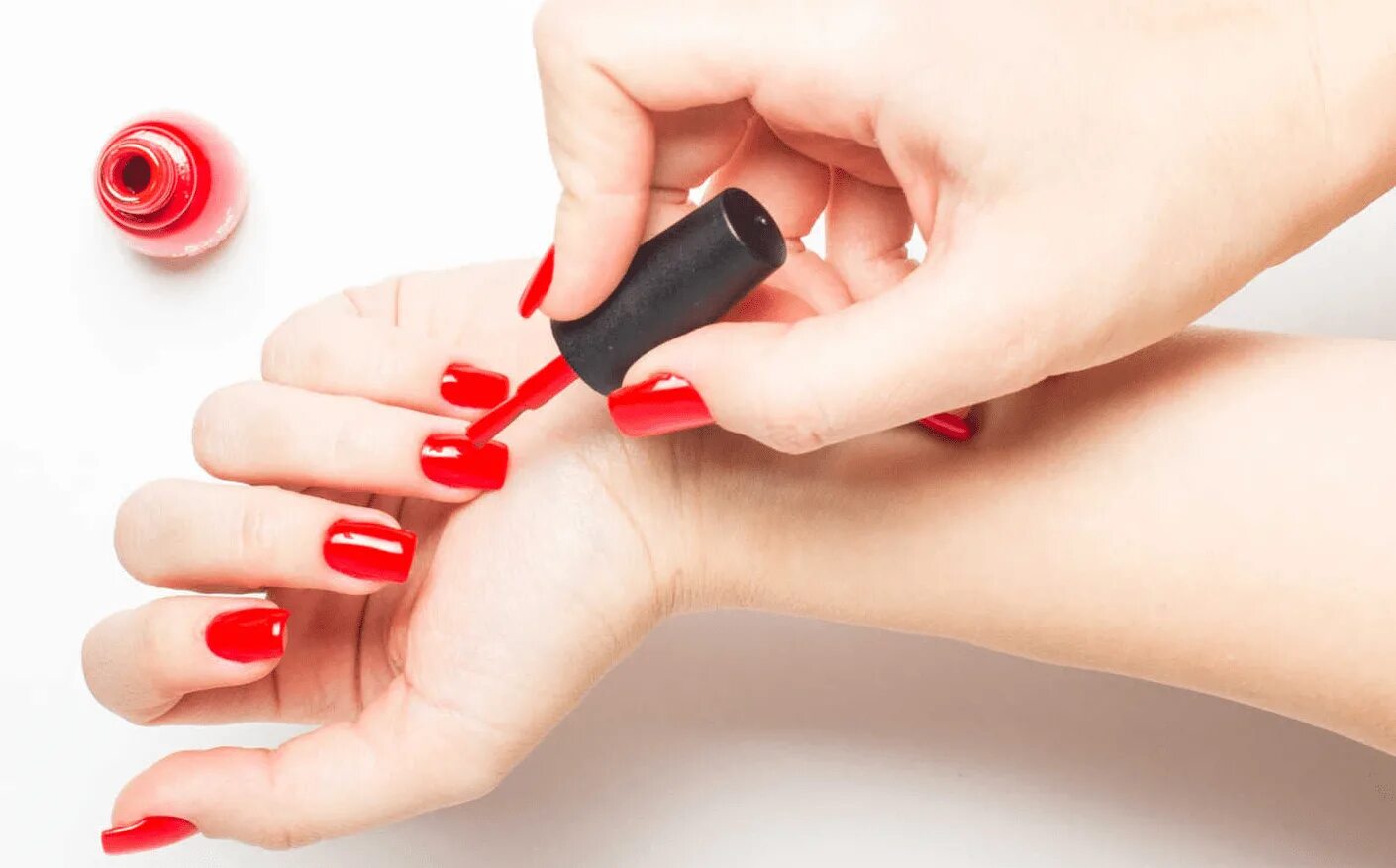 Маникюр с покрытием. Красиво накрасить ногти лаком. Красить ногти. Красивые накрашенные ногти. Накрасить ногти красным лаком.