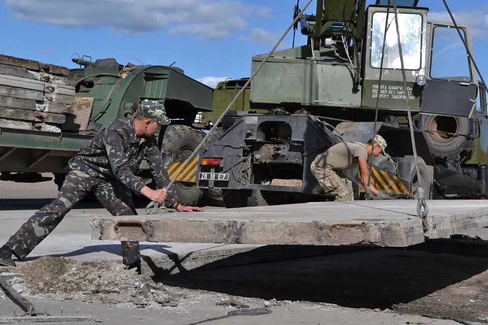 Краматорск боевые действия. Краматорск аэродром военный. инженерно-аэродромная служба. инженерно аэродромные войска. аэродромно-техническая служба.