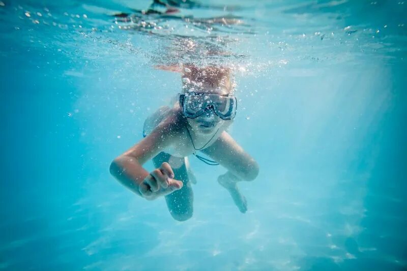 Underwater drowning. Boys underwater. Дети в бассейне. Девушки drowning underwater scenes. The boys подводный без штанов.