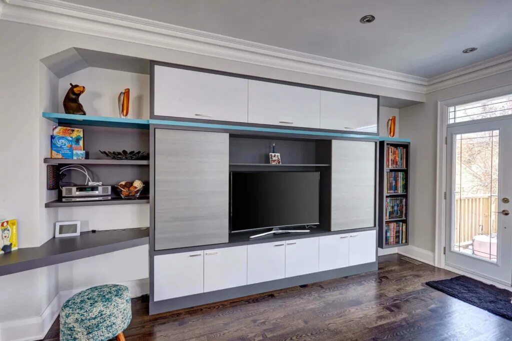 Built in display. Кастум телевизора. built in cabinetry. modern white built in cabinets. tv wall unit with small wardrobe.