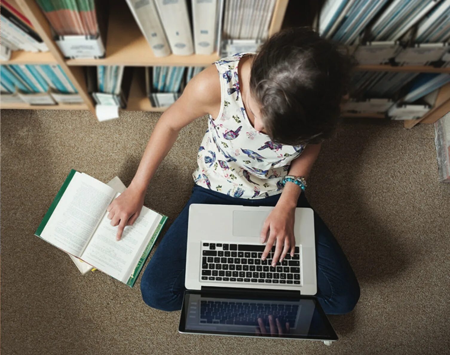 Самостоятельное образование. Ноутбук для учебы. Самообразование студента. Чтение в интернете. Самообразование ребенка.