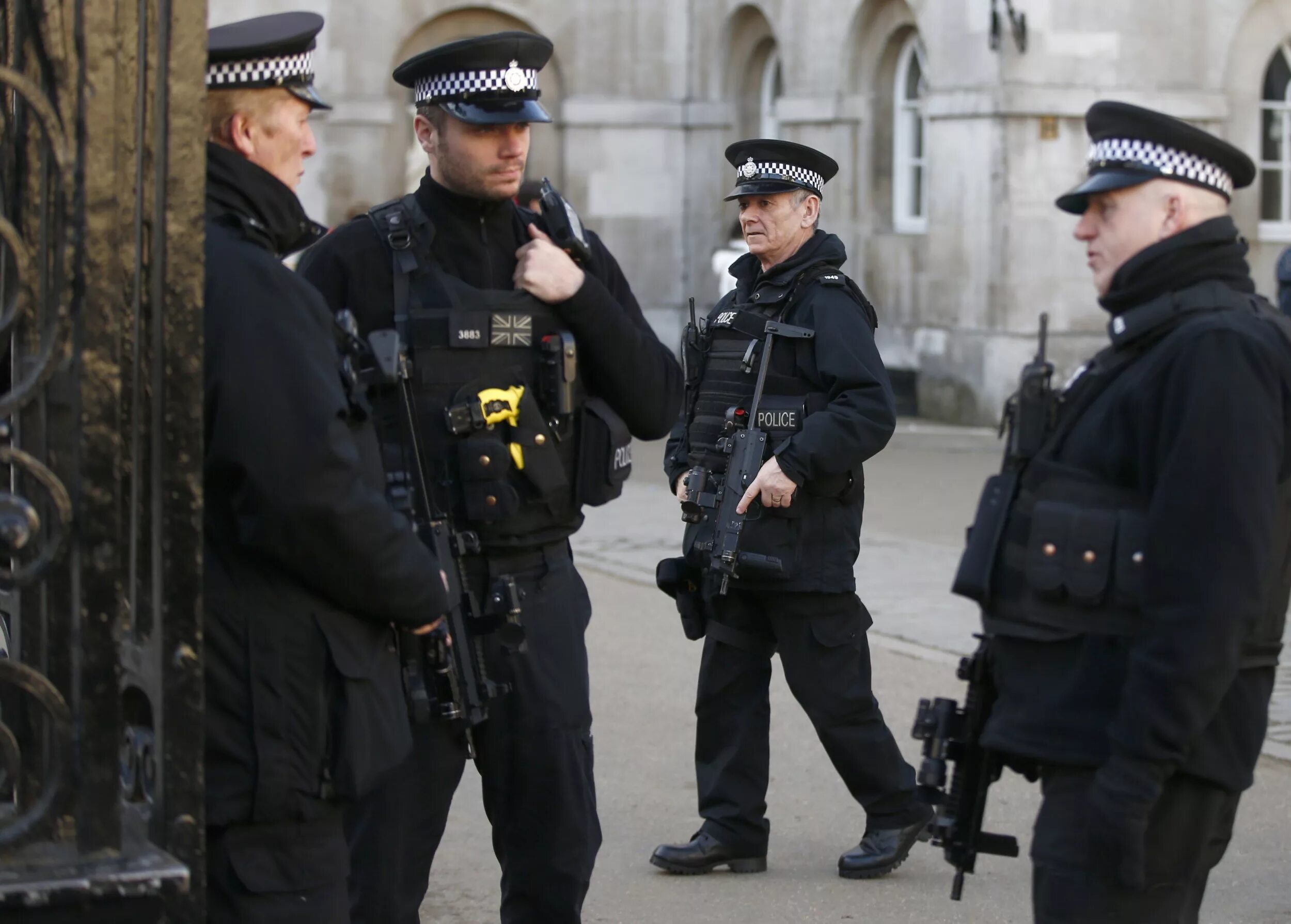 Britain law. Полиция Великобритании. Полицейский в Англии. Полицейские подразделение Англии. Полиция Британии форма.