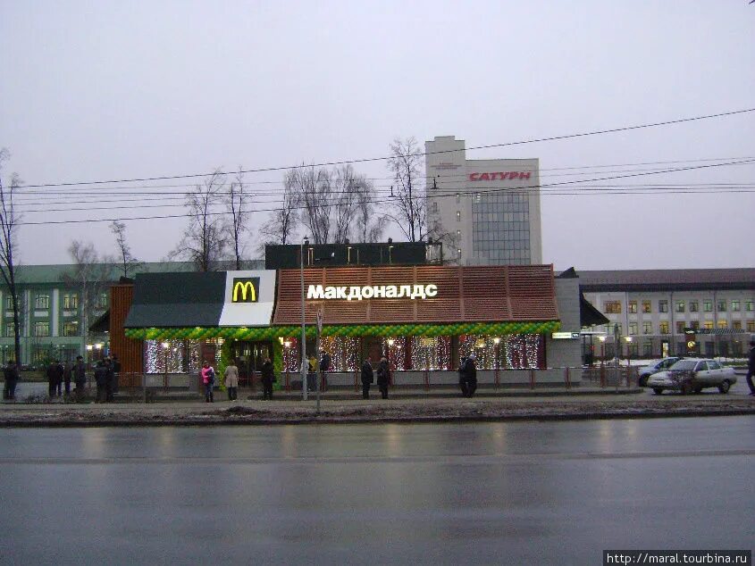 Макдоналдс рыбинск. Вкусно и точка рыбинск. Макдональдс бронницы фото. Макдоналдс ярославль. Макдоналдс фасад.