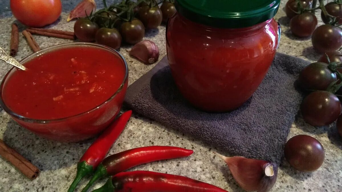 Вкусный домашний кетчуп из помидор на зиму. Кетчуп из помидоров. домашний кетчуп из помидор на зиму. кетчуп сладкий из помидоров. кетчуп в домашних условиях из помидор на зиму.