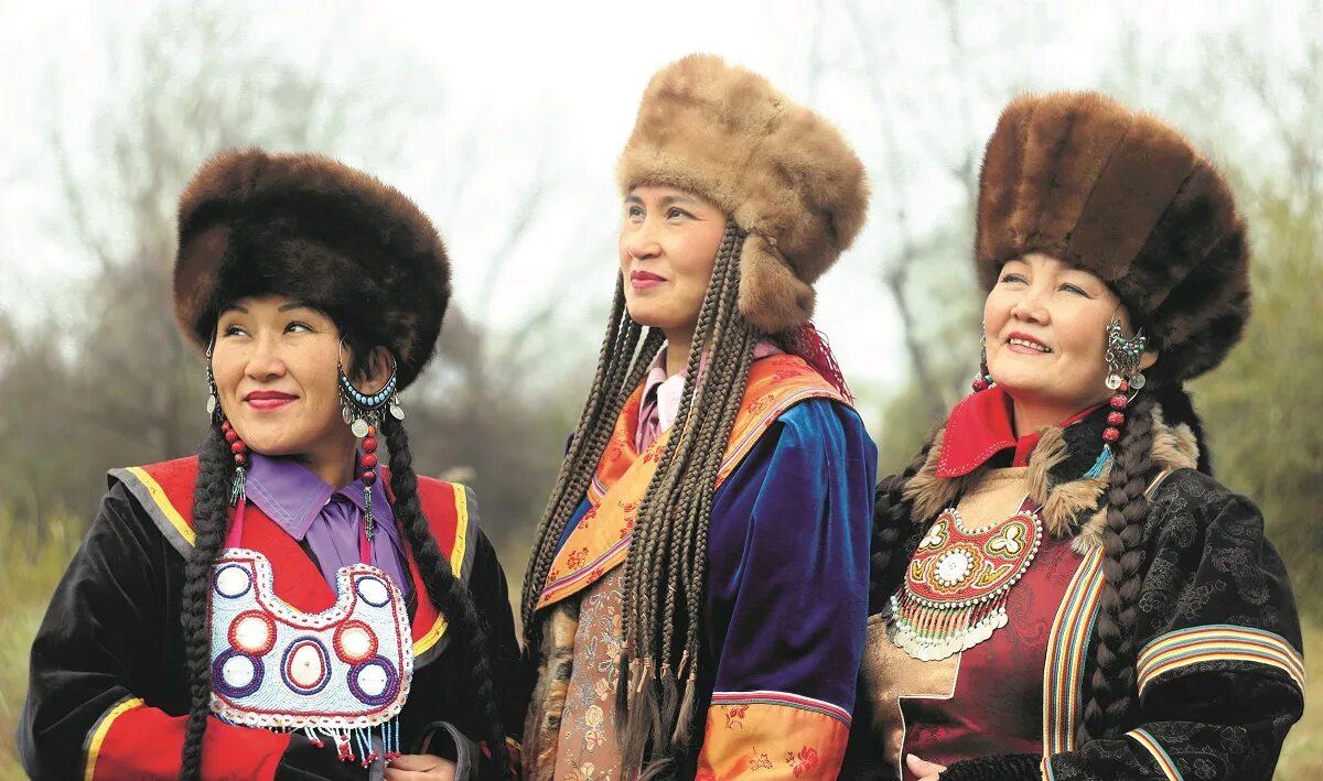 Хакасы какие. Хакасия хакасы. хакасы сагайцы. национальные костюмы народов хакасов. хакасы народ национальный убор.