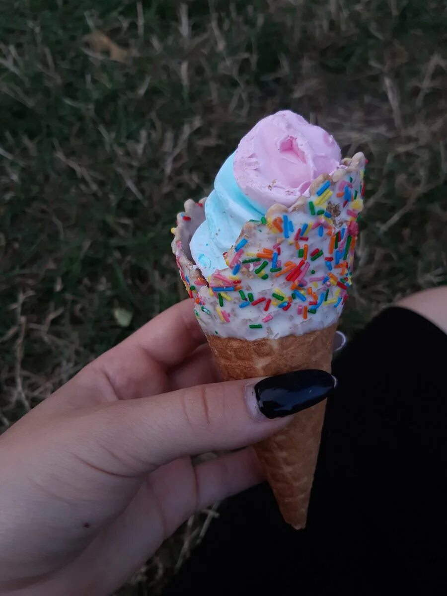 мороженое в вафельном рожке. девушка и мороженое. мороженое рожок. мороженое сказать. интересное мороженое.