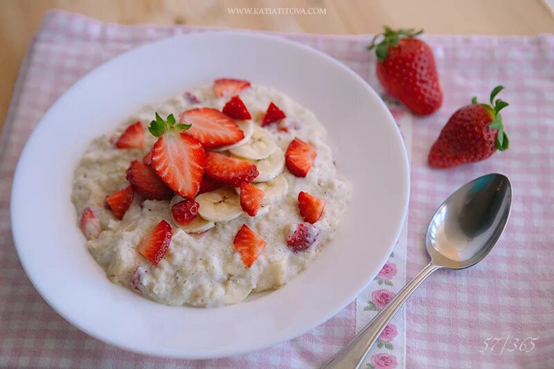 овсянка на завтрак. овсяная каша с клубникой. каша молоко с клубникой. овсяная каша с земляникой. молочная рисовая каша с клубникой.