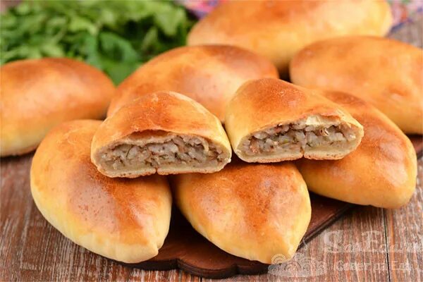 Рецепт пирожков с мясом дрожжевое тесто. Пирожки с мясом в духовке из дрожжевого теста. пирожки на бездрожжевом тесте. пирожки на бездрожжевом тесте в духовке. дрожжевые тонкие пирожки.
