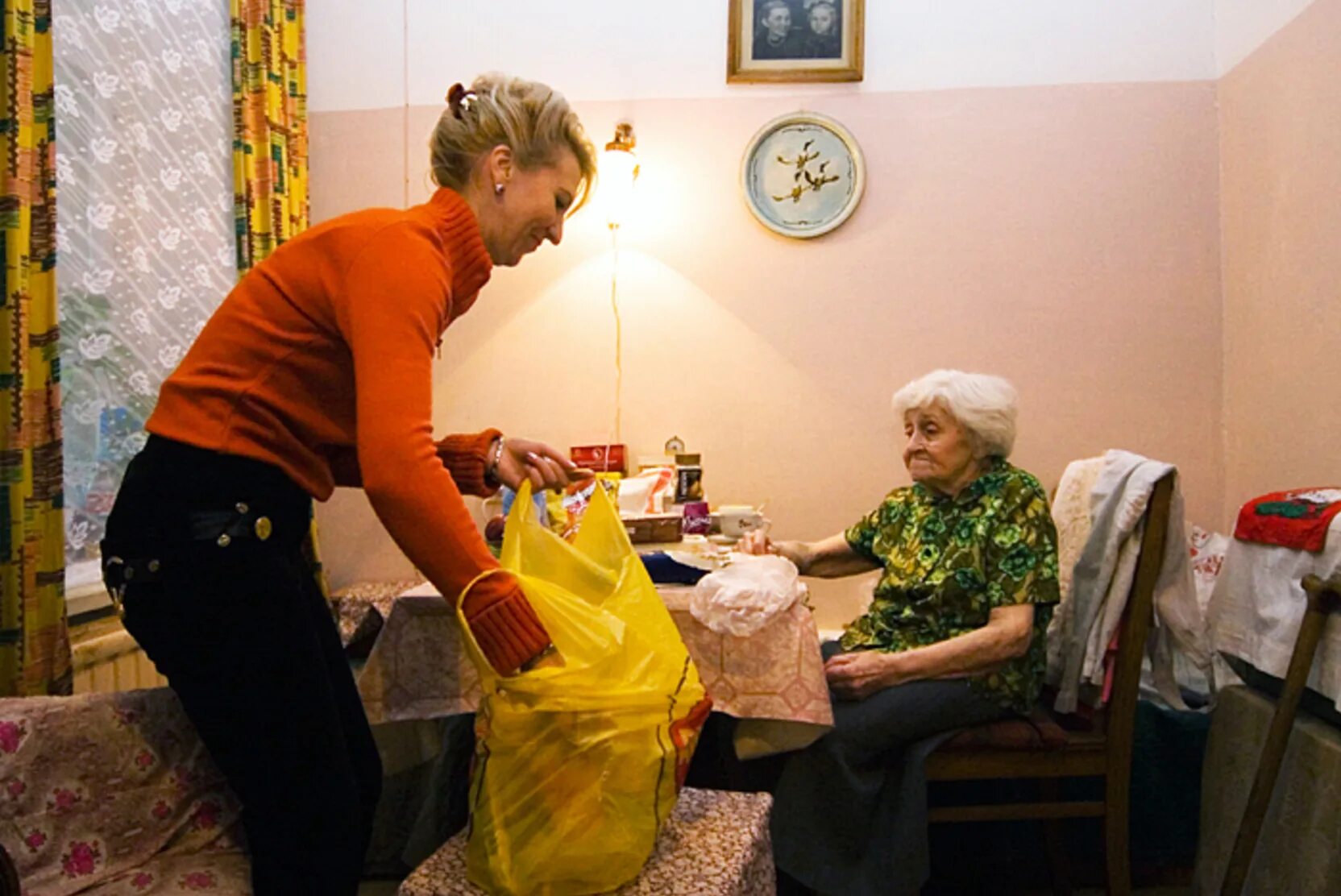 Сотрудники центра социального обслуживания. Социальное обслуживание. Социальный работник. Социальное обслуживание пожилых людей. Социально бытовые услуги пожилым на дому.