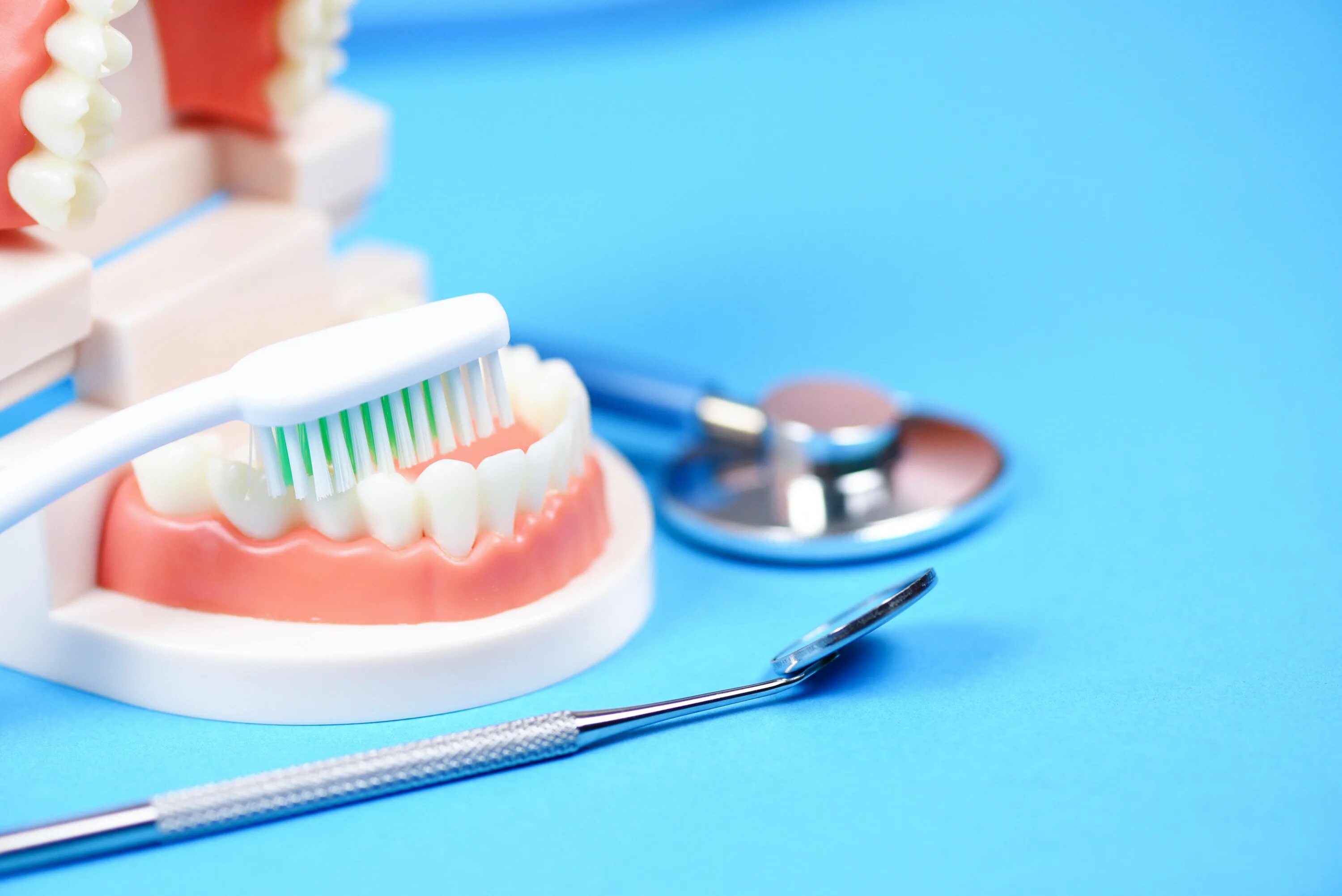 Какие предметы на стоматолога после 11. Стоматологический инструмент в зубе. Протезы зубные инструменты. Модель "гигиена зубов". Модель зубы стоматологии для гигиены.