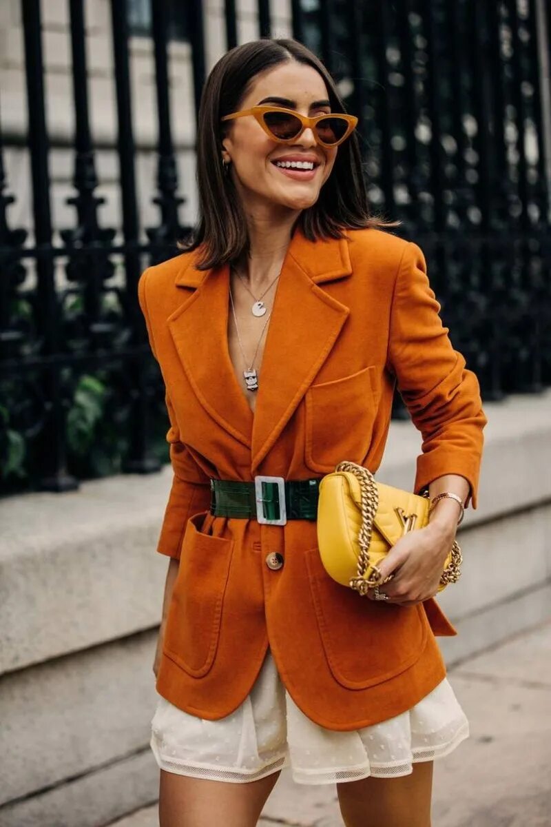 Сейчас модно цвете. Жакет стрит стайл. Стильный оранжевый образ. Пиджак женский модный и стильный. Образ в оранжевом цвете.
