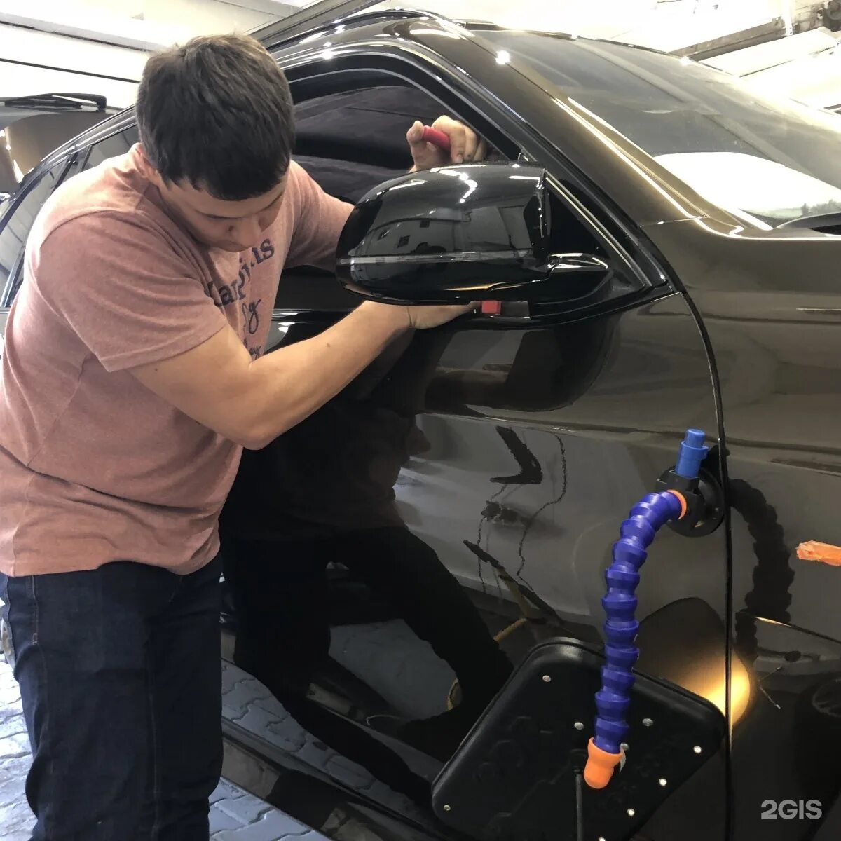 Red detailing. Машина в детейлинг центре. Детейлинг центр. Детейлинг центр снаружи. Абразивная полировка автомобиля.