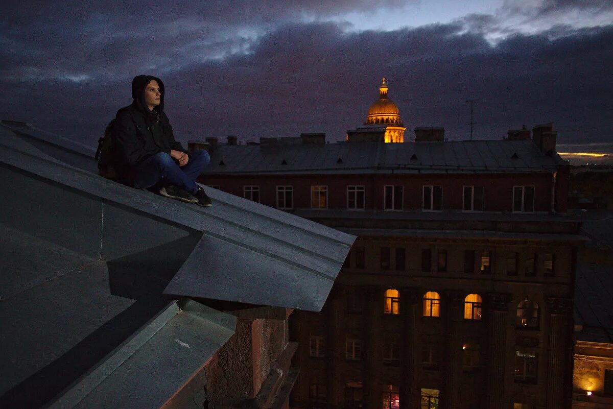Руфинг в Санкт-Петербурге. Человек на крыше. Краше. Сидит на крыше.
