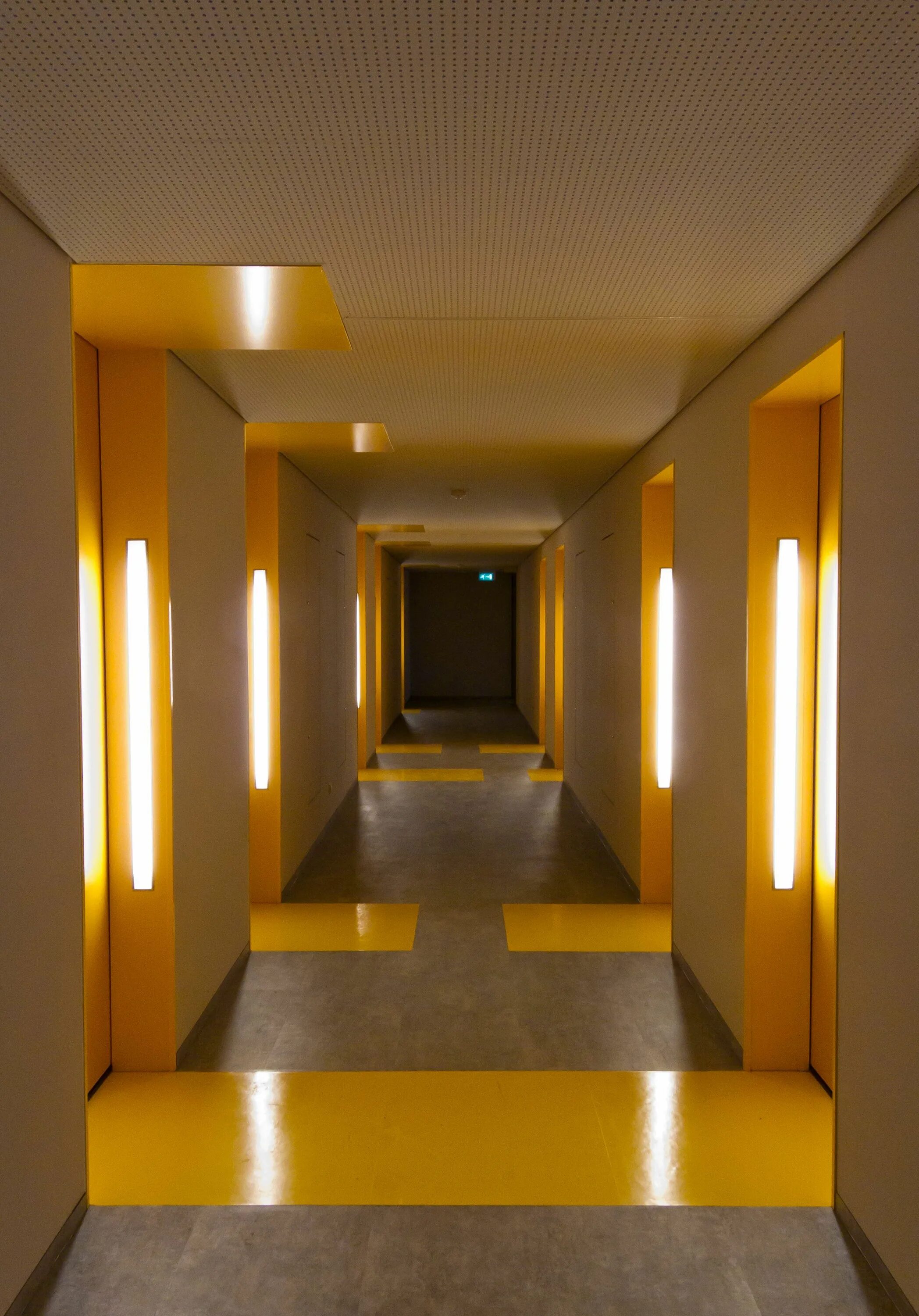 Олафур элиассон тейт. Желтый цвет в интерьере. Парящий потолок в ванной. Комната с желтой подсветкой. Желтый потолок.